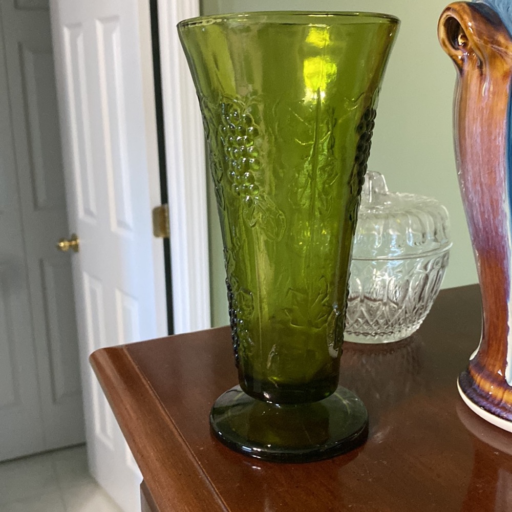 Vintage Indiana Glass Footed Vase Harvest Grape - Picture 4 of 4